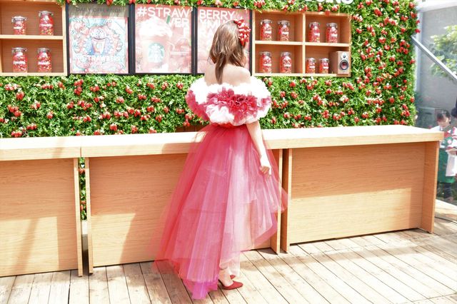 木下優樹菜、イチゴドレスで登場！　スターバックスコーヒージャパン「新作フラペチーノPRイベント」（11枚目）
