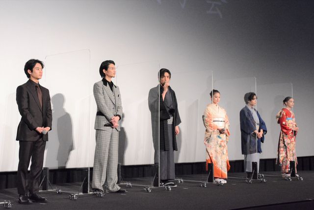 目黒蓮、今田美桜、大西流星ら大正ロマンな衣装で登場！『わたしの幸せな結婚』完成披露舞台あいさつ：フォトギャラリー