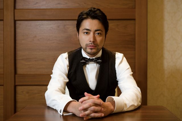 上から覗きこまれると…【山田孝之インタビューカット集】：フォトギャラリー