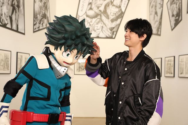 吉沢亮、デクを触りながらの笑顔！劇場版『ヒロアカ』第3弾で声優に：フォトギャラリー