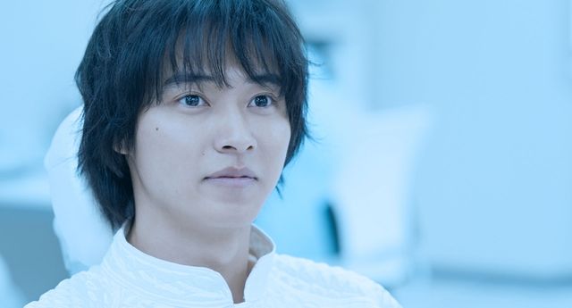 ほほ笑む山崎賢人が魅力的！映画『夏への扉　－キミのいる未来へ－』場面カット（2枚目）