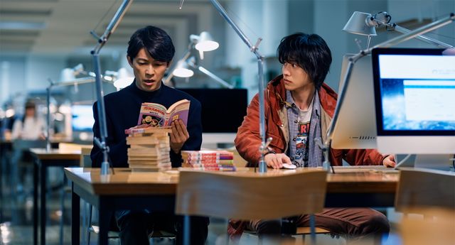 ほほ笑む山崎賢人が魅力的！映画『夏への扉　－キミのいる未来へ－』場面カット（4枚目）