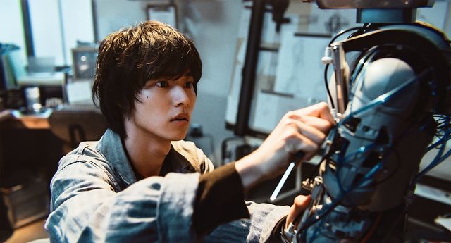 ほほ笑む山崎賢人が魅力的！映画『夏への扉　－キミのいる未来へ－』場面カット（6枚目）