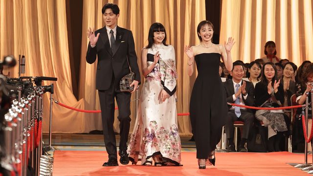 次期朝ドラヒロイン・見上愛、花柄ドレスで魅了！森田望智らとレッドカーペット登場：フォトギャラリー