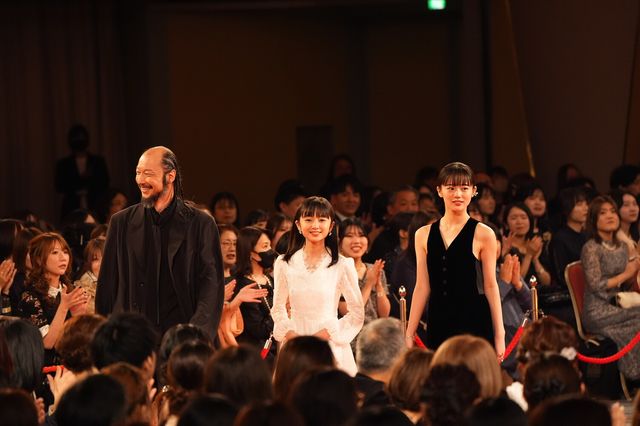 次期朝ドラヒロイン・見上愛、花柄ドレスで魅了！森田望智らとレッドカーペット登場（2枚目）