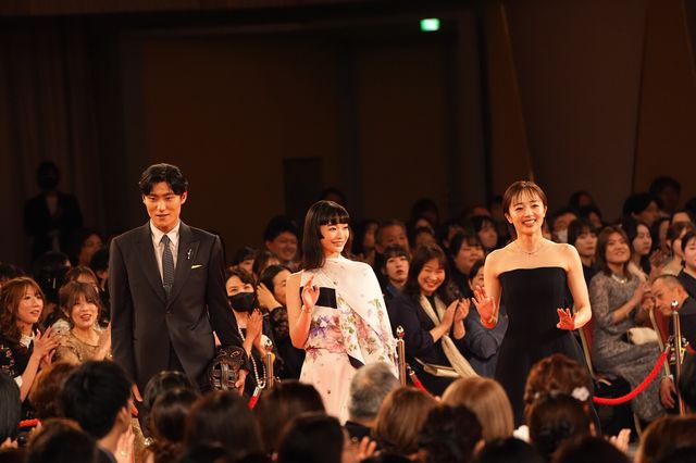 次期朝ドラヒロイン・見上愛、花柄ドレスで魅了！森田望智らとレッドカーペット登場（3枚目）