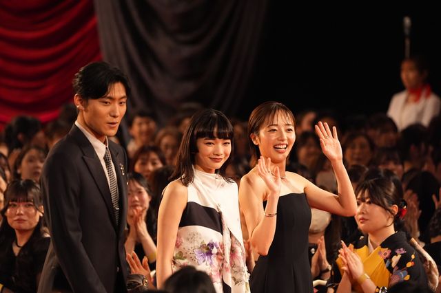 次期朝ドラヒロイン・見上愛、花柄ドレスで魅了！森田望智らとレッドカーペット登場（4枚目）