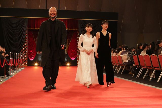 次期朝ドラヒロイン・見上愛、花柄ドレスで魅了！森田望智らとレッドカーペット登場（6枚目）