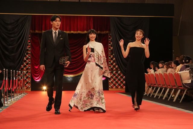 次期朝ドラヒロイン・見上愛、花柄ドレスで魅了！森田望智らとレッドカーペット登場（7枚目）