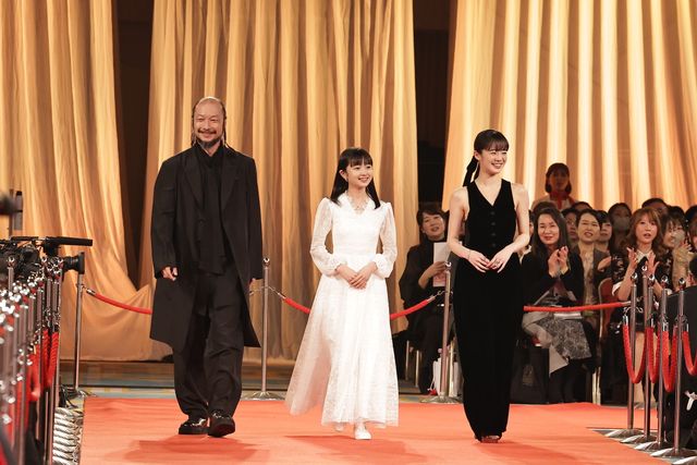 次期朝ドラヒロイン・見上愛、花柄ドレスで魅了！森田望智らとレッドカーペット登場（8枚目）