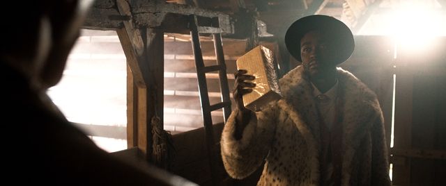 チーズの闇取引中のペーター『マッド・ハイジ』より：フォトギャラリー