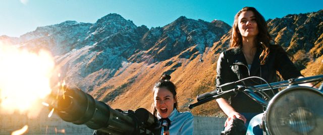 チーズの闇取引中のペーター『マッド・ハイジ』より（5枚目）