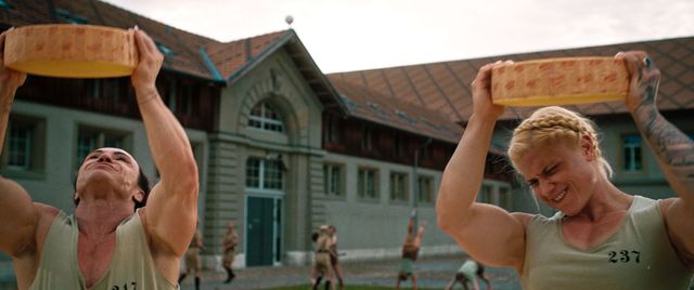 チーズの闇取引中のペーター『マッド・ハイジ』より（8枚目）