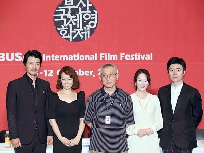 （左から）チョン・イガプ 、パク・セジン、キム・ドンヒョン監督、イ・ウンジュ、チョン・グァンジン