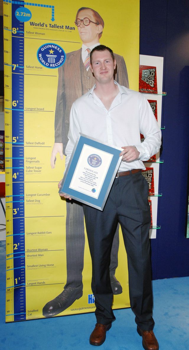 イギリスで最も背の高い男 ゲーム オブ スローンズ 俳優36歳で死去 シネマトゥデイ