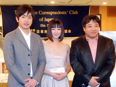 日本外国人特派員協会記者会見に出席した左から青柳翔、伊藤歩、錦織良成