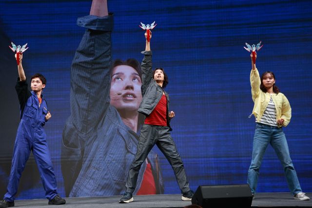 ウルトラマンオメガの変身を披露した近藤頌利（中央）