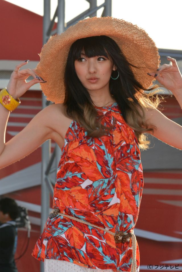 江角マキコ＆ベッキー＆本田翼らショムニメンバーがミニスカでウォーキング！写真ギャラリー（22枚目）