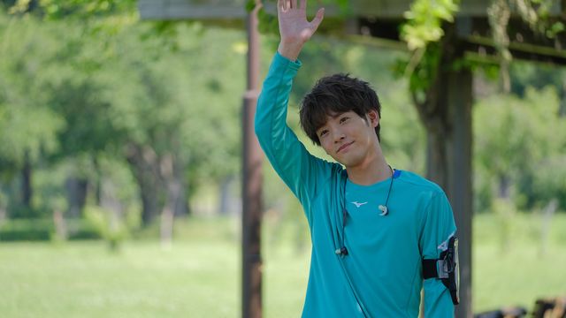 手を振る赤楚衛二！ドラマ「彼女はキレイだった」第2話場面カット：フォトギャラリー