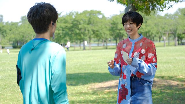 手を振る赤楚衛二！ドラマ「彼女はキレイだった」第2話場面カット（2枚目）