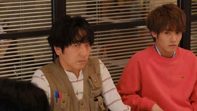 手を振る赤楚衛二！ドラマ「彼女はキレイだった」第2話場面カット（5枚目）