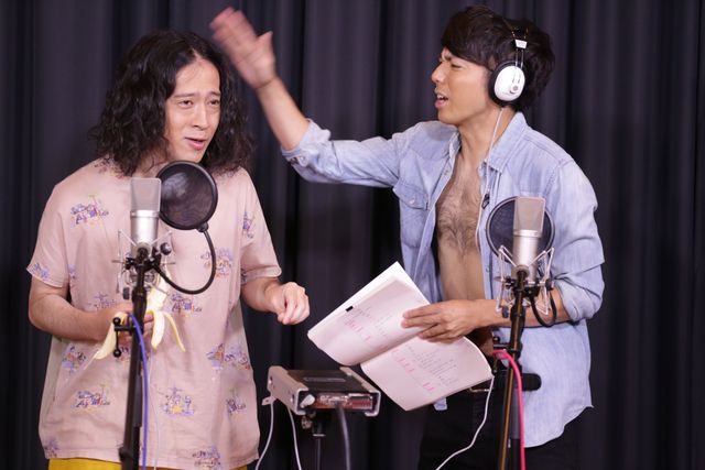 綾部が胸毛露出！映画『猿の惑星:新世紀(ライジング)』公開アフレコ写真ギャラリー：フォトギャラリー