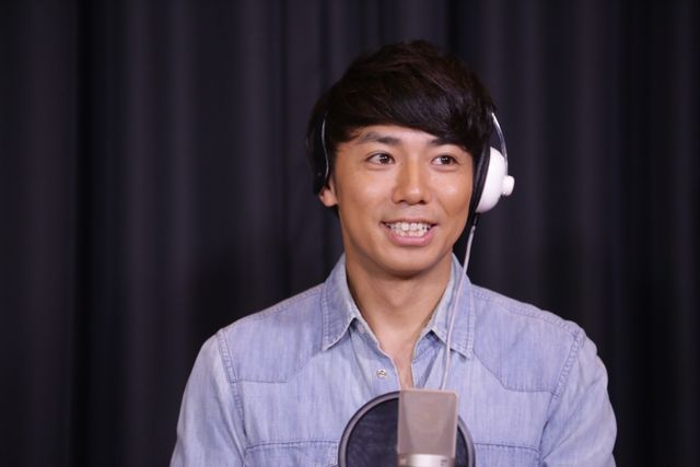 綾部が胸毛露出！映画『猿の惑星:新世紀(ライジング)』公開アフレコ写真ギャラリー（3枚目）