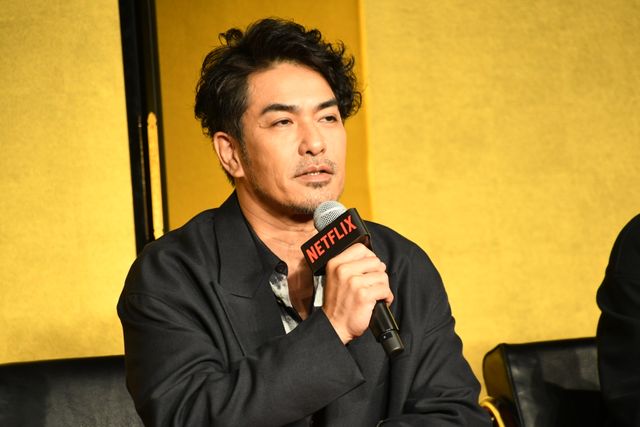 綾野剛、豊川悦司らNetflix「地面師たち」完成報告会の模様（17枚目）