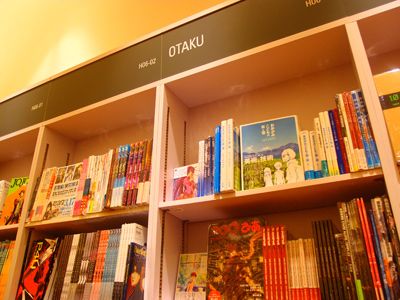 ドバイ・モール内にある紀伊國屋書店ドバイ店にはOTAKUコーナーがあり、『おおかみこどもの雨と雪』の関連書籍もそろっている。
