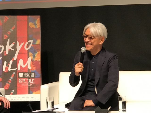 SAMURAI賞トロフィーで茶目っ気を見せる坂本龍一　スペシャルトークショーにて（3枚目）