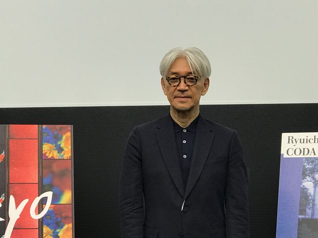 SAMURAI賞トロフィーで茶目っ気を見せる坂本龍一　スペシャルトークショーにて（5枚目）