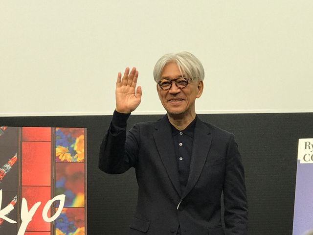 SAMURAI賞トロフィーで茶目っ気を見せる坂本龍一　スペシャルトークショーにて（6枚目）