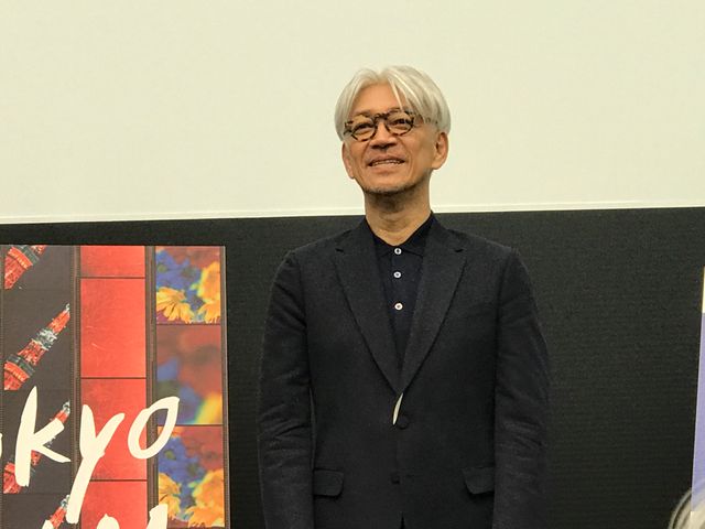 SAMURAI賞トロフィーで茶目っ気を見せる坂本龍一　スペシャルトークショーにて（7枚目）