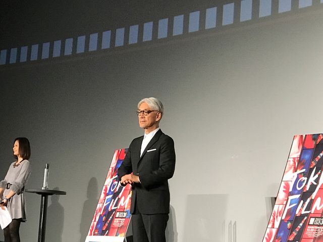 SAMURAI賞トロフィーで茶目っ気を見せる坂本龍一　スペシャルトークショーにて（8枚目）