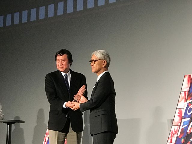 SAMURAI賞トロフィーで茶目っ気を見せる坂本龍一　スペシャルトークショーにて（9枚目）