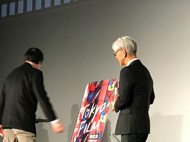 SAMURAI賞トロフィーで茶目っ気を見せる坂本龍一　スペシャルトークショーにて（11枚目）