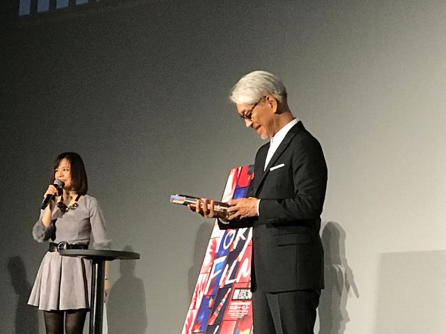 SAMURAI賞トロフィーで茶目っ気を見せる坂本龍一　スペシャルトークショーにて（12枚目）
