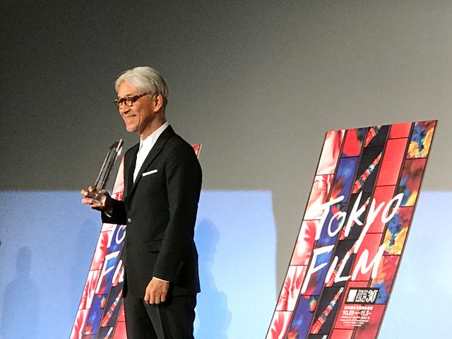 SAMURAI賞トロフィーで茶目っ気を見せる坂本龍一　スペシャルトークショーにて（13枚目）