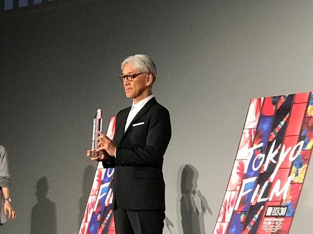 SAMURAI賞トロフィーで茶目っ気を見せる坂本龍一　スペシャルトークショーにて（14枚目）