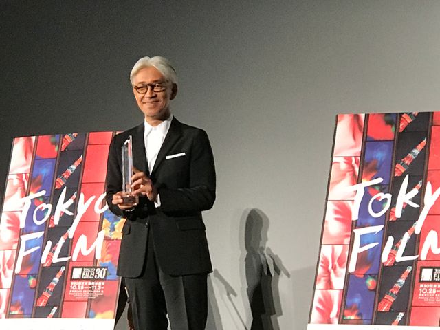 SAMURAI賞トロフィーで茶目っ気を見せる坂本龍一　スペシャルトークショーにて（16枚目）