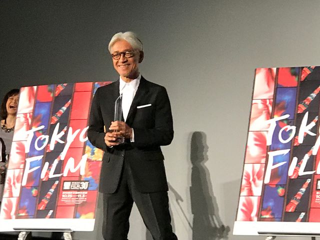 SAMURAI賞トロフィーで茶目っ気を見せる坂本龍一　スペシャルトークショーにて（17枚目）