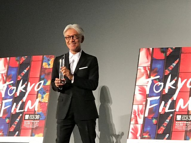 SAMURAI賞トロフィーで茶目っ気を見せる坂本龍一　スペシャルトークショーにて（18枚目）