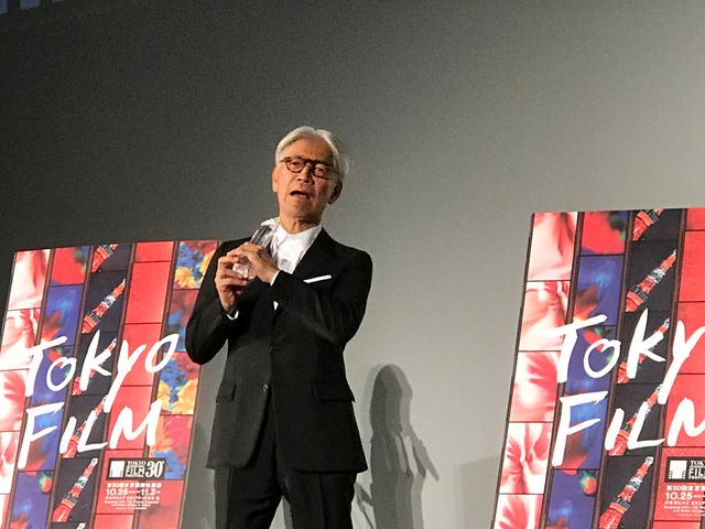 SAMURAI賞トロフィーで茶目っ気を見せる坂本龍一　スペシャルトークショーにて（19枚目）