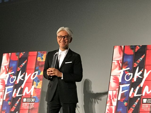 SAMURAI賞トロフィーで茶目っ気を見せる坂本龍一　スペシャルトークショーにて（20枚目）