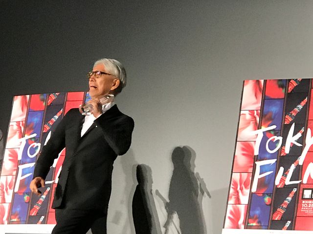 SAMURAI賞トロフィーで茶目っ気を見せる坂本龍一　スペシャルトークショーにて（21枚目）