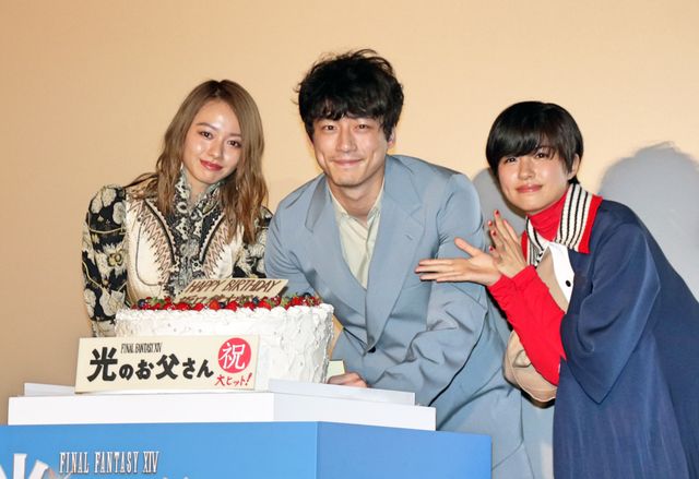 特製ケーキを囲む山本舞香、坂口健太郎、佐久間由衣