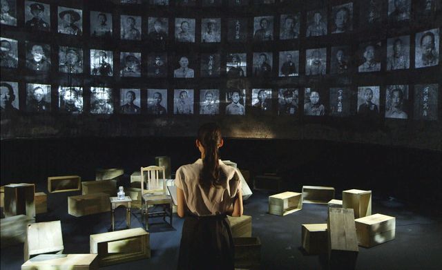 綾瀬はるかと原爆被害者たちの遺影　映画『いしぶみ』写真ギャラリー：フォトギャラリー