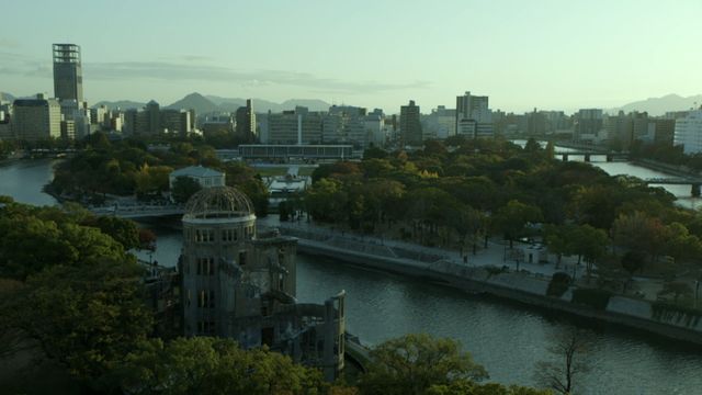 綾瀬はるかと原爆被害者たちの遺影　映画『いしぶみ』写真ギャラリー（2枚目）