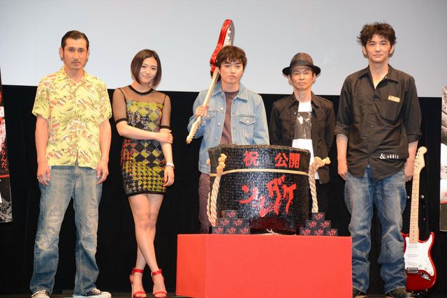 染谷将太、水野絵梨奈、渋川清彦、村上淳らがギターで鏡割り！『ソレダケ／that's it』初日舞台あいさつフォトギャラリー：フォトギャラリー