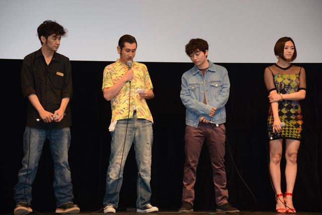 染谷将太、水野絵梨奈、渋川清彦、村上淳らがギターで鏡割り！『ソレダケ／that's it』初日舞台あいさつフォトギャラリー（6枚目）